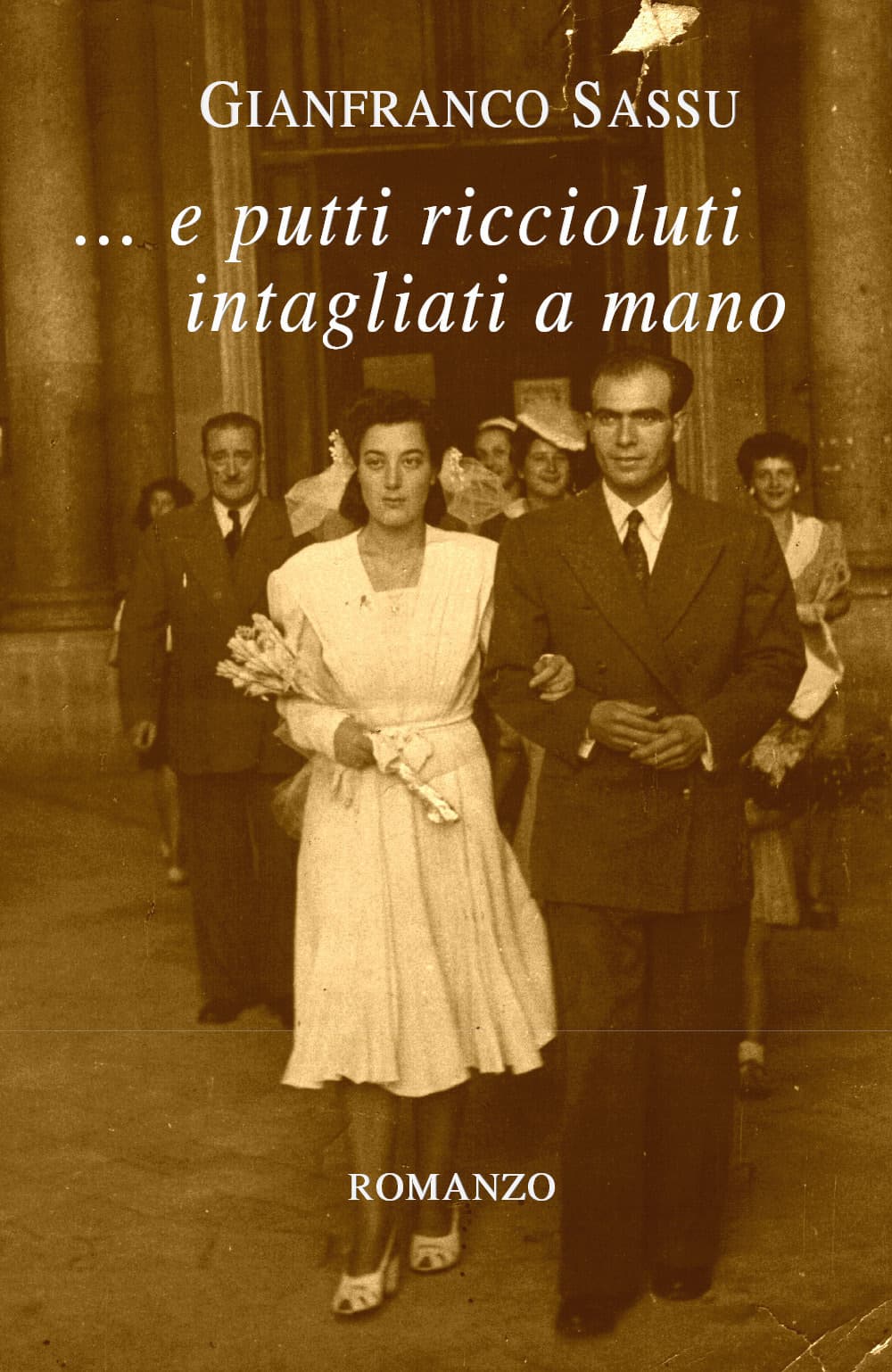 ... e putti riccioluti intagliati a mano